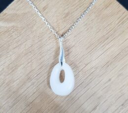 Le-Bijou-de-Maman-bijoux-lait-maternel-personnalises-souvenir-collier-ma-lait-lettre-3