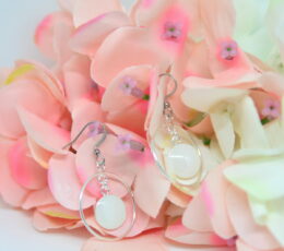 Le-Bijou-de-Maman-bijoux-lait-maternel-personnalises-souvenir-boucles-oreilles-boucles-pendantes-rondes