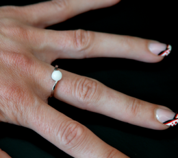 Le-Bijou-de-Maman-bijoux-lait-maternel-personnalises-souvenir-bague-perlee