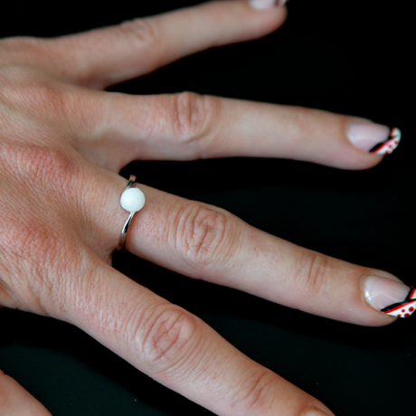 Le-Bijou-de-Maman-bijoux-lait-maternel-personnalises-souvenir-bague-perlee