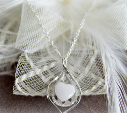 Le-Bijou-de-Maman-bijoux-lait-maternel-personnalises-souvenir-collier-ma-feuille